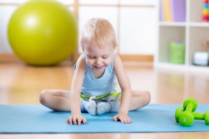 Quais são os benefícios da prática de yoga para crianças?